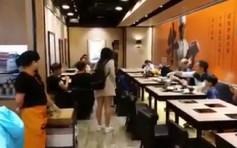 小童快餐店纸杯尿尿 母将有料杯弃餐桌爆争议