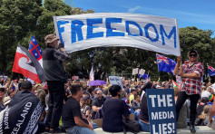 抗议强制打针 纽西兰国会外大批民众示威