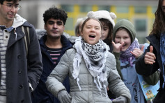瑞典「环保少女」伦敦示威获判无罪  法院外开心大笑