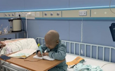 6歲男童患白血病每天堅持學習 邊化療邊做功課