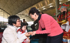 林鄭月娥探訪機場員工 與市民旅客合照