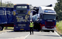 英国剑桥郡巴士相撞货车 2死18伤