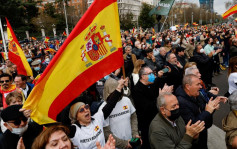 西班牙各地群众示威抗议物价高涨 要求首相桑切斯下台