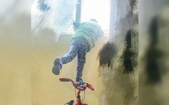 【維港會】男童踩在單車上探半身出窗 鄰居發現拉回救一命
