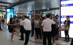 南京中女坐地铁用长者卡被抓 疯狂嘶叫踢保安