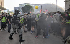 【修例風波】遊行人士佔據彌敦道梳士巴利道 防暴警舉藍旗噴胡椒驅散