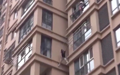 女子遭男友家暴爬窗外危站 狠心男友反鎖6樓窗戶