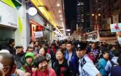 内地团客逼爆荃湾街头 几百人等上车需警员出动