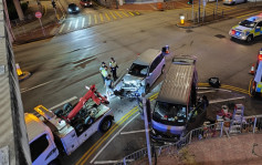 荃湾私家车客货车「十字𠝹豆腐」式相撞 一人轻伤送院