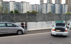 青葵公路房車與七人車相撞後撞圍欄