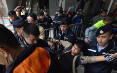 【逃犯移交】香港众志谴责男保安粗暴骑上女示威者 议员质疑无补于事
