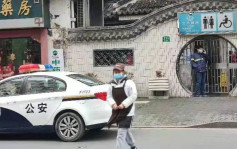 上海老妇摆乌龙未更新行程码 惊见红码累街坊被困公厕