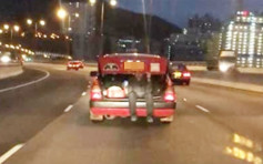 公路紅的車尾箱驚現疑似「乘客」 手撐車尾蓋惹討論