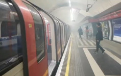 【有片】倫敦地鐵站巨響冒煙 乘客憂恐襲尖叫逃跑