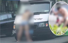 半裸男当街拦押款车打保安 警方：患狂躁症已送院