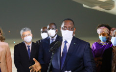 塞内加尔总统亲迎国药疫苗 医护人员本月底开始接种