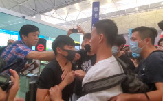 【机场集会】示威者堵离港大堂与旅客爆冲突 中年妇与儿子失散被拒放行