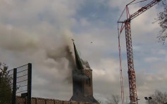大火再毁古迹 荷兰百年教堂被烧毁尖塔断开
