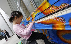 纽约街头摆60部钢琴任人弹