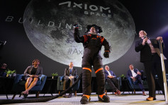 美新一代太空衣亮相 设计更具弹性方便月球上执行任务