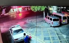 湖北19岁青年踩警车自拍炫耀 被警方警告处罚