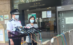 邓炳强及纪律部队官员下午到社区疫苗接种中心打针
