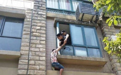 杭州28歲男子爬窗欲跳樓 理由是媽媽管太多