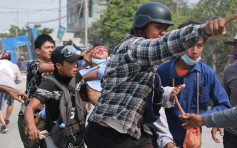 缅甸军方警告示威者头或背部有中枪危险