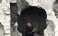 旅客爬入河南洛陽龍門石窟拍照