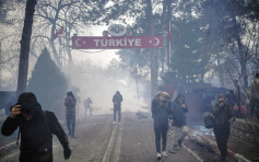 逾万难民图涌入欧洲 希腊警射催泪弹驱散