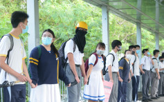 【修例風波】屯門4校學生築人鏈 聲援巴士上被捕學生 