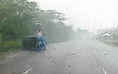青朗公路客货车雨中失事翻侧  司机爬出车外