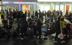 上海浦東明日「封城」 市民超市搶購大打出手