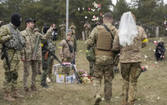 俄乌局势｜乌东军队举行战时婚礼 新人：日子还是要过下去