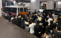 警捣破荃湾工厦无牌酒吧 21岁男负责人被捕63客收告票