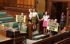环保分子闯英国会抗议 超能胶铁链将自己黏在议长席