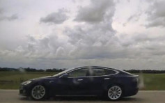 Tesla司機開自動駕駛後入睡 車速達150公里被控危駕