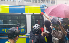 【七區集會】荃灣示威者堵路毀警車雜物擲警員 報案室停服務