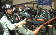 中环示威者图堵路掟杂物 警发射多轮胡椒球枪