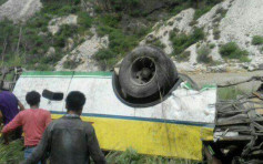 印度有巴士跌入峡谷　至少28死