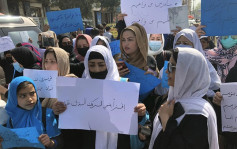 阿富汗女學生帶課本示威 抗議塔利班再關閉學校