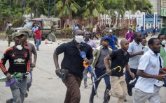 為防疫阻止民眾聚集 肯尼亞警察發射催淚彈驅散人群