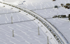 日本新舄大雪致汽车被困 货车司机「雪中送饼」获赞