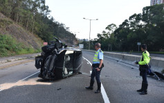 將軍澳環保大道七人車翻側 4人被困受傷送院