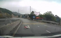 越南BB爬出馬路險遭車輾 驚險畫面曝光