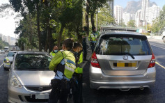 警九龍東打擊停牌期間駕駛 54歲司機被捕