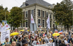荷兰海牙逾百人示威 反对政府推疫苗通行证