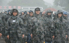 【多图】解放军驻港部队青少年夏令营　近500中学生冒雨宣誓