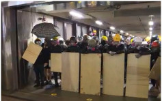 示威者木板筑防线 堵塞蓝田港铁站出口