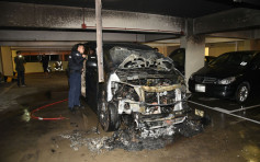 七人车疑引擎过热停车场自焚